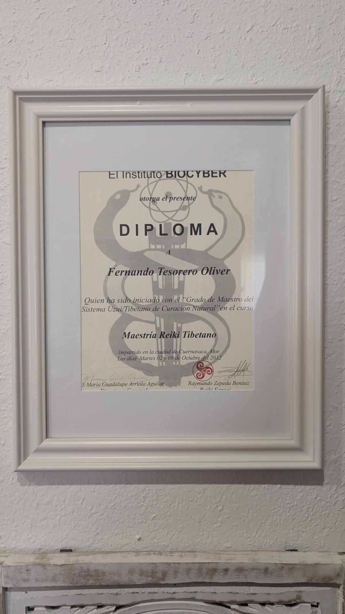 Fernando’s framed Maestría Reiki Tibetano diploma dated 2012
