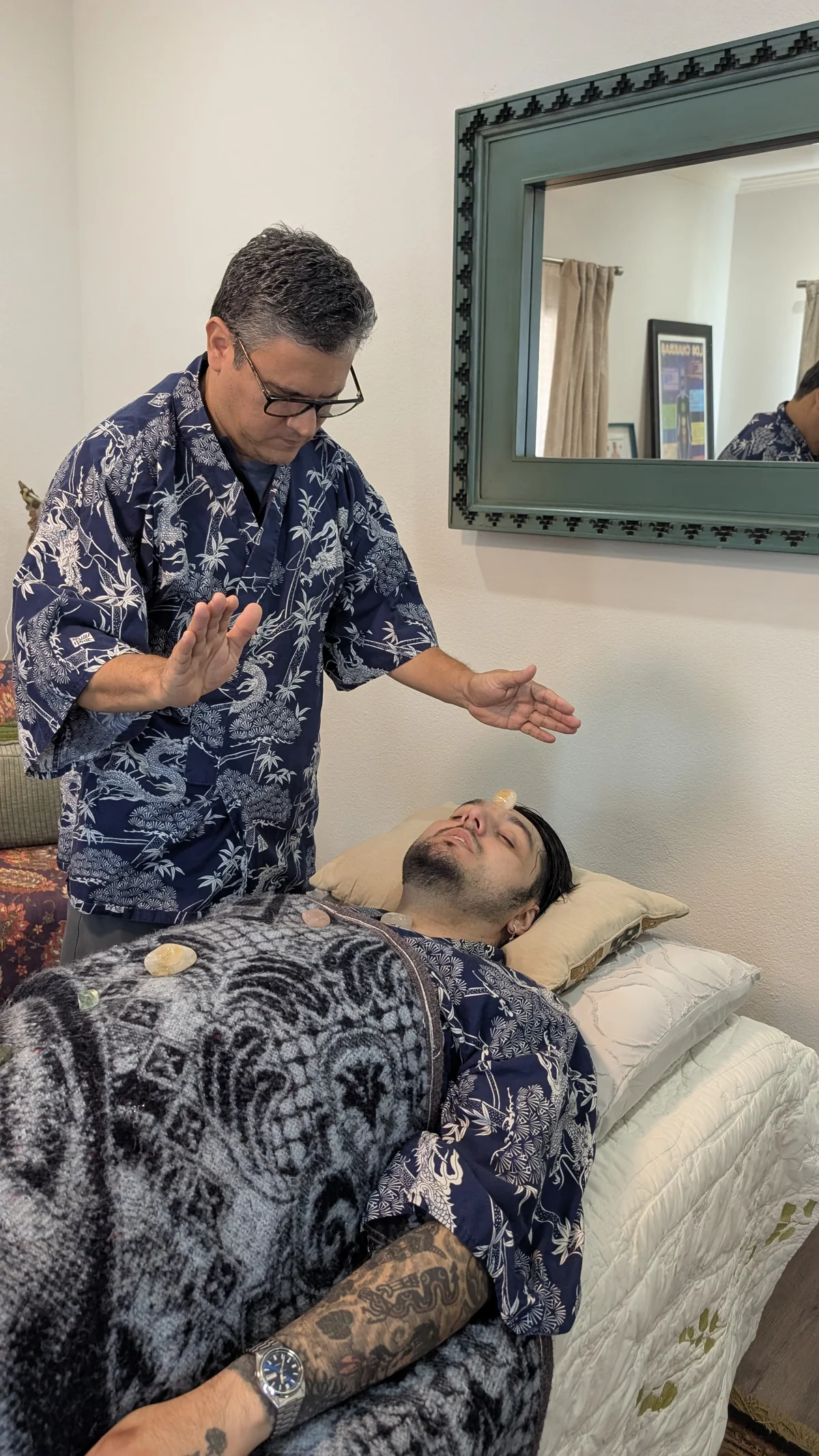 Fernando performing Reiki with a client at Madre Tierra in San Antonio