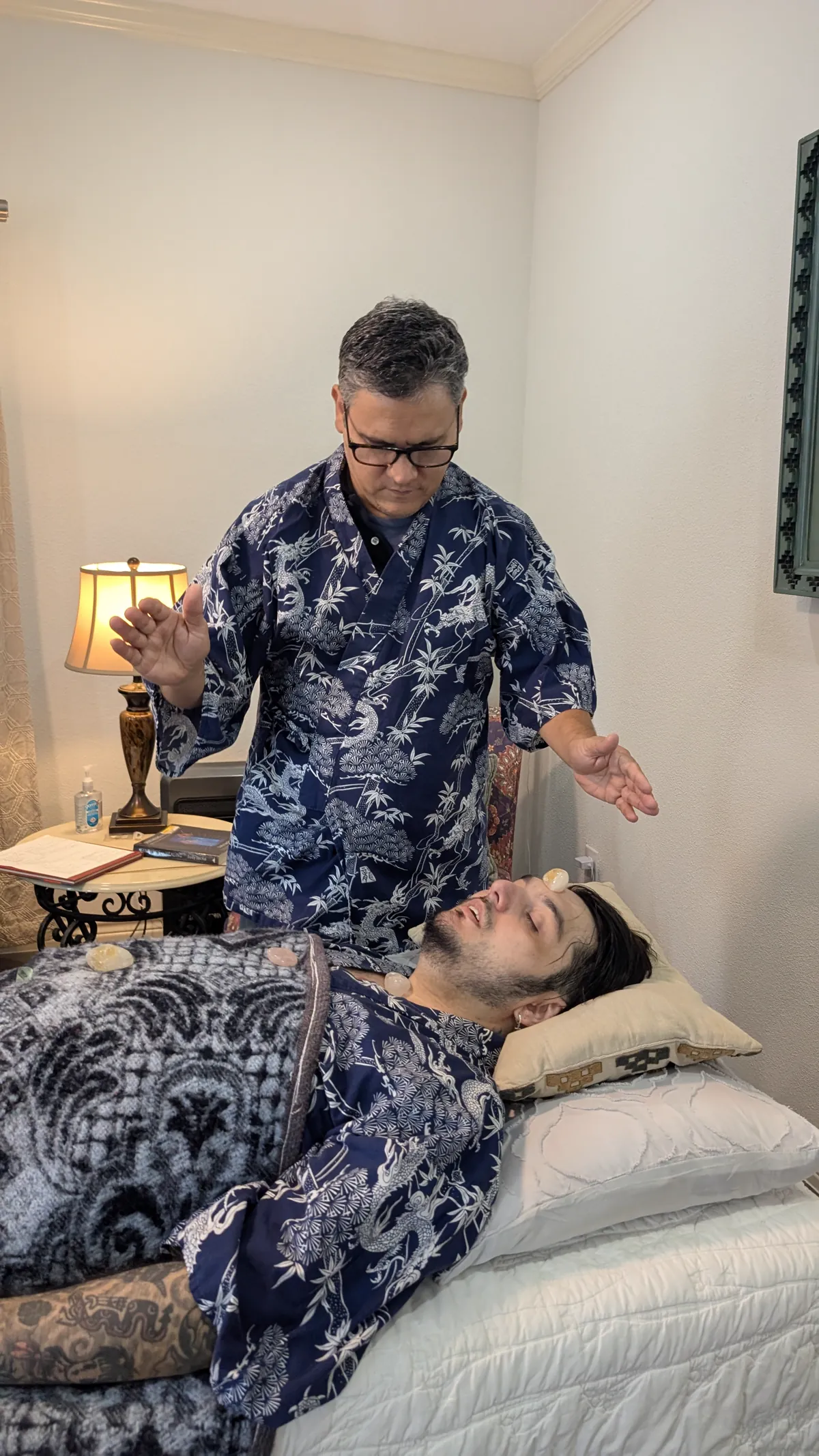 Fernando performing Reiki with a client at Madre Tierra in San Antonio